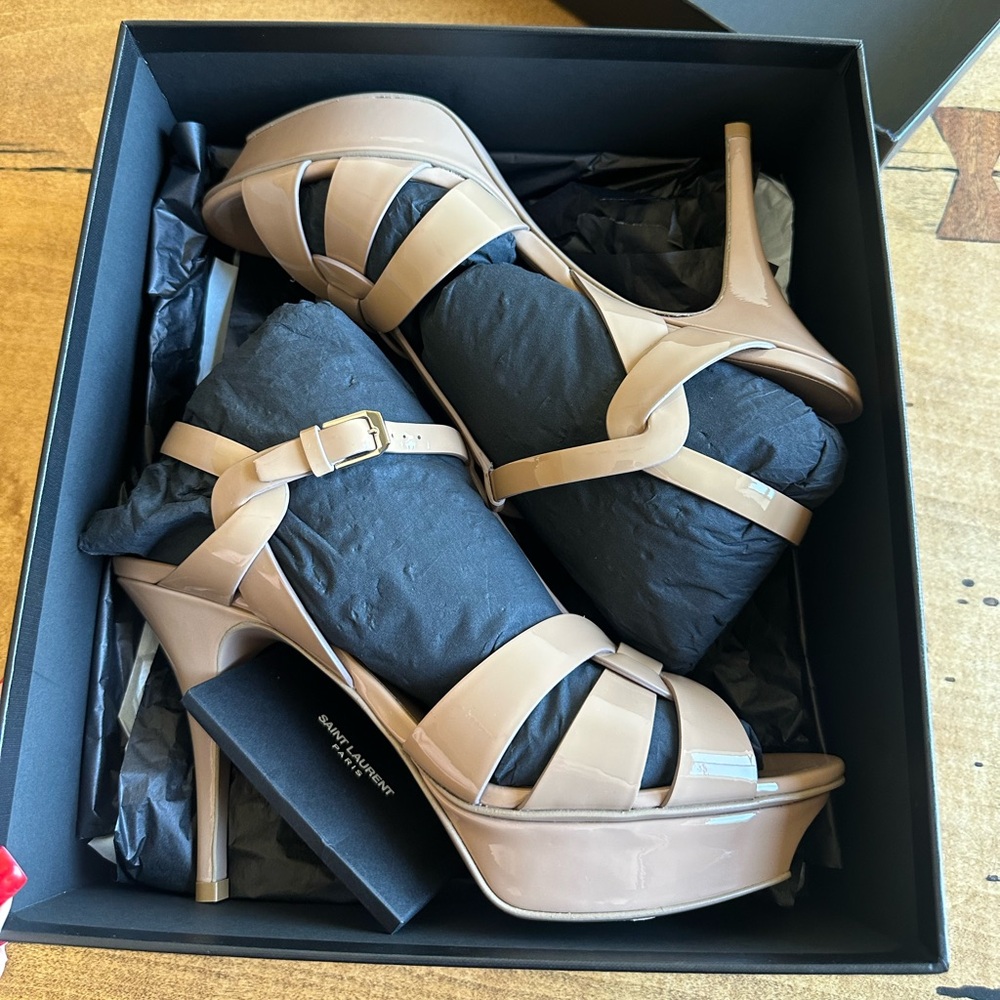 TRIBUTE PLATFORM SANDALS IN PATENT LEATHER
DARK PINK